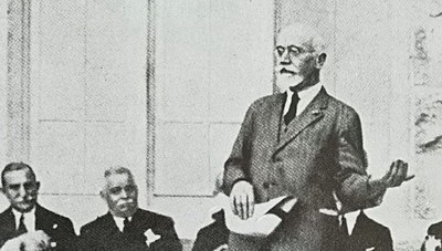 Σαν να κρατάει κιθάρα