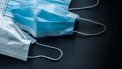 Ο υπουργός Εσωτερικών αναφέρεται σε δωρεάν μάσκες ενώ  η υπουργός Παιδείας σε επιβάρυνση οικογενειών