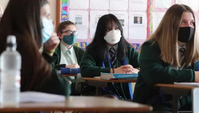Βρετανία: Υποχρεωτική χρήση μάσκας σε μαθητές στις περιοχές με lockdown