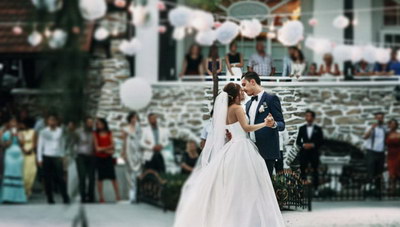 Παρά τα μέτρα προστασίας διοργάνωσαν μεγάλο γλέντι γάμου