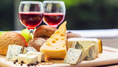 Κρασί και τυρί για να.. διατηρήσετε «νέο» τον εγκέφαλο