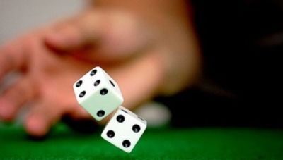 Ρέθυμνο: Έφοδος και συλλήψεις σε καφενείο όπου έπαιζαν ζάρια