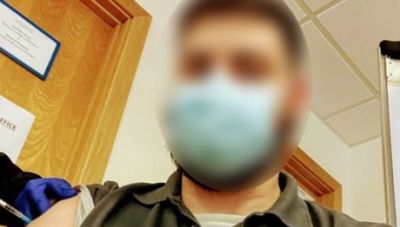 Κρητικός στην Βρετανία εμβολιάστηκε για τον κορωνοϊό