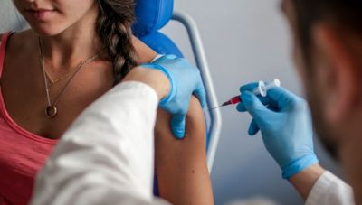 Πλησιάζει η έναρξη των εμβολιασμών στην Ευρώπη: Την Κυριακή «εμβολιάζεται» η Ελλάδα