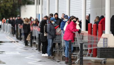 Βρετανία: Πανικός και ουρές στα σούπερ μάρκετ