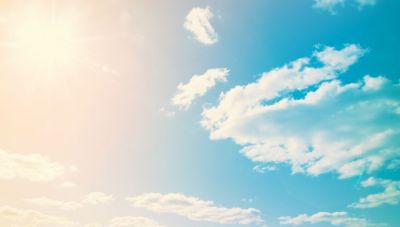 Ηλιόλουστη με λίγες νεφώσεις η Παραμονή των Χριστουγέννων