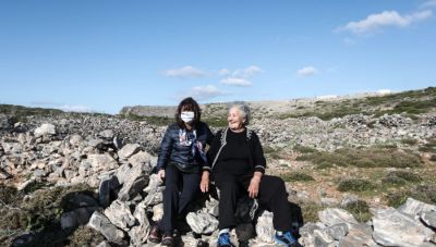 Κοντά στη μοναδική κάτοικο της Κινάρου η Πρόεδρος της Δημοκρατίας