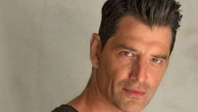 O Σάκης Ρουβάς γυμνάζεται