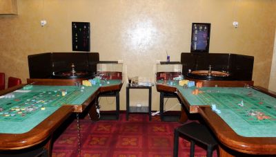 Αψηφώντας την καραντίνα για τη... Θεά Τύχη: Καφενεία και μπαρ της Κρήτης γίνονται...καζίνο