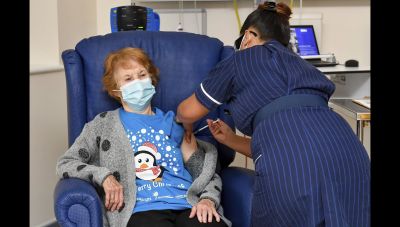 Ιστορική ημέρα στη μάχη κατά του Κορωνοϊού: Σε μια 90χρονη ο πρώτος εμβολιασμός