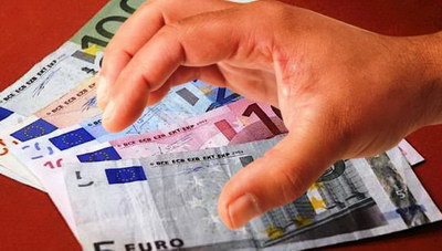 Καταγγελίες για παράνομες δεσμεύσεις τραπεζικών λογαριασμών- Τι ισχύει με το επίδομα COVID