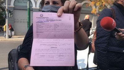 Της επιβλήθηκε πρόστιμο ενώ πήγε να αφήσει λουλούδι στο πολυτεχνείο