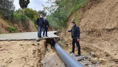 Η θεομηνία αποκάλυψε τον κεντρικό αγωγό ύδρευσης των Γουβών (φωτογραφίες)