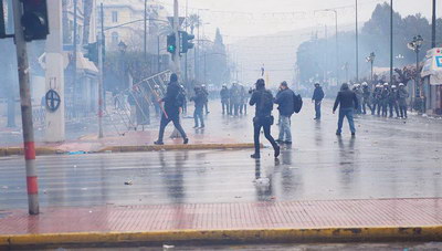 Μαθητική πορεία έξω από το Υπουργείο Παιδείας με δακρυγόνα