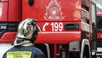 Συναγερμός στα Χανιά: Ή θα πέσει από τον τρίτο όροφο ή θα βάλει φωτιά