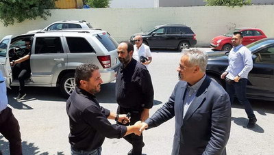 Θεμα newshub.gr: Ο Υπουργός που δίνει το χέρι του στον Κρητικό αμπελουργό!