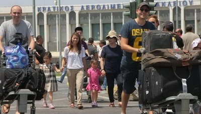 Με λύρα και γλυκό η υποδοχή της πρώτης πτήσης στο αεροδρόμιο Ηρακλείου - Ηρθαν οι πρώτοι τουρίστες