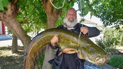 Ιερέας ψάρεψε ψάρι 35 κιλών!