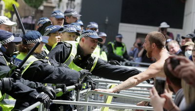 Λονδίνο: Επεισόδια μεταξύ ακροδεξιών και αστυνομίας