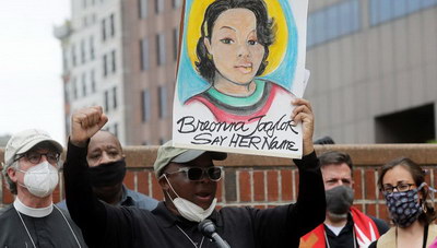 ΗΠΑ: Απόλυση αστυνομικού για τη δολοφονία της Αφροαμερικανίδας Μπριόνα Τέιλορ