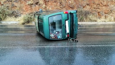 Θέμα newshub.gr: Η βροχή έφερε... τούμπα το αυτοκίνητο (φωτογραφίες)