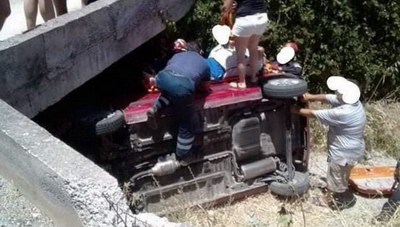 Καρέ- καρέ ο απεγκλωβισμός του οδηγού μετά το τροχαίο στον Καρτερο (φωτογραφίες)