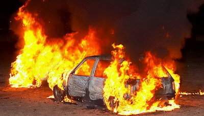 Ηράκλειο: Πρόλαβε και βγήκε από το αυτοκίνητο πριν τυλιχτεί στις φλόγες