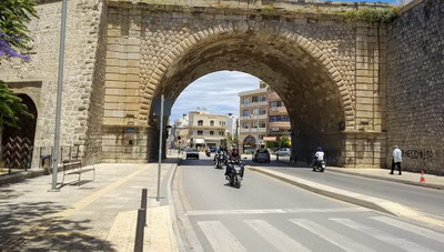 Η τρύπα από βόμβα στη Χανιώπορτα...