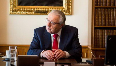Μπαμπινιώτης: «Το ελληνικό σχολείο είναι άχρηστο. Τα παιδιά το τελειώνουν και δεν θυμούνται τίποτα»
