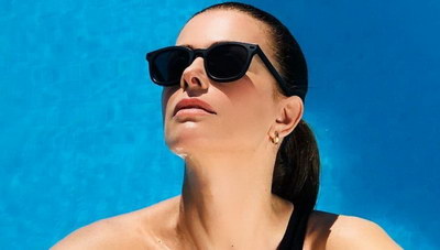 Η Τζίνα Αλιμόνου με μαύρο ολόσωμο μαγιό