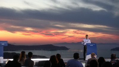 Με φόντο το ηλιοβασίλεμα...