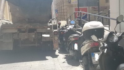 Ηράκλειο: Τα φορτηγά ανεβαίνουν στο πεζοδρόμιο για να διασχίσουν το δρόμο! (φωτογραφίες)