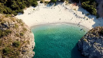 Μπάνιο στην παραλία του... φονιά