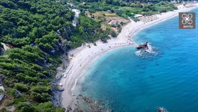 Η πανέμορφη παραλία με το κατάφυτο φαράγγι και τους καταρράκτες