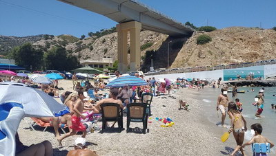 Βουτιές από το βράχο του Παλαιόκαστρου - Γέμισαν από κόσμο οι παραλίες (βιντεο + φωτογραφίες)