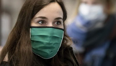 Έρευνα: Μέχρι ένα μέτρο μπορούν να φτάσουν τα σταγονίδια από βήχα παρά τη χρήση μάσκας