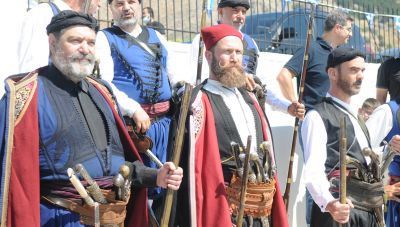 Σφακιά: Εντυπωσιακές εικόνες από τον εορτασμό της επετείου της Ελληνικής Επανάστασης στην Κρήτη