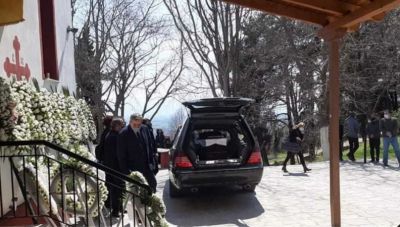 Γιώργος Καραϊβάζ: Η κηδεία του δημοσιογράφου και τα συγκινητικά λόγια του γιού του