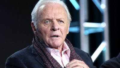 Ο Άντονι Χόπκινς συζητά με ένα... πασχαλινό λαγουδάκι