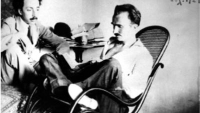 Οκλαδόν, στο κοινόβιό τους, Στροφίλι της Κηφισιάς, το 1921