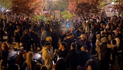 Συνεχίστηκαν τα κορωνοπάρτι στις πλατείες της Αττικής