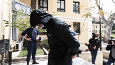 Ελεύθερος με περιοριστικούς όρους ο 25χρονος που επιτέθηκε με καυστικό υγρό σε έγκυο