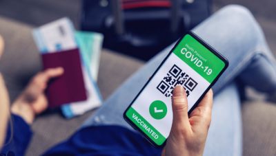 Βρετανία: Ετοιμάζουν διαβατήρια εμβολιασμού για να ξεκινήσουν τις διακοπές