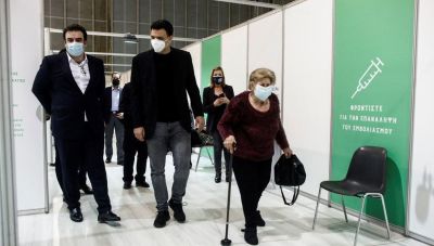 Κικίλιας και Πιερρακάκης στο Mega εμβολιαστικό κέντρο: Τον Απρίλιο θα έχουμε 1,5 εκατ. εμβολιασμούς