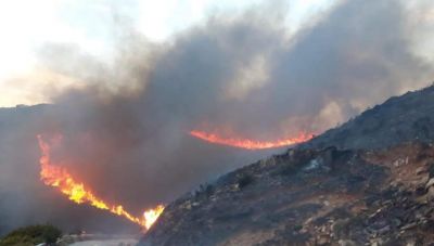 Μεγάλη φωτιά απειλεί χωριά στην Άνδρο