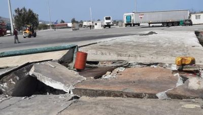 Χανιά: Οι θυελλώδεις άνεμοι «κάρφωσαν» πλοίο στο λιμάνι της Σούδας