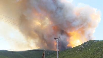 Φωτιά στα Βίλια: Άλλαξε κατεύθυνση ο άνεμος και βοηθά το έργο των πυροσβεστών