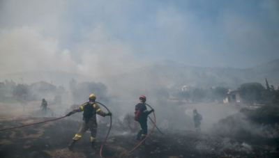 Βίλια: Ανεξέλεγκτη η φωτιά-Πάνω από 10 χλμ το μέτωπο-Εκκενώσεις οικισμών