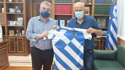 Στον Περιφερειάρχη Κρήτης Σταύρο Αρναουτάκη η νέα φανέλα της Εθνικής