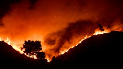 Πυρκαγιά στα Βίλια: Μεγάλες αναζωπυρώσεις - Σε ετοιμότητα για εκκένωση οι κάτοικοι